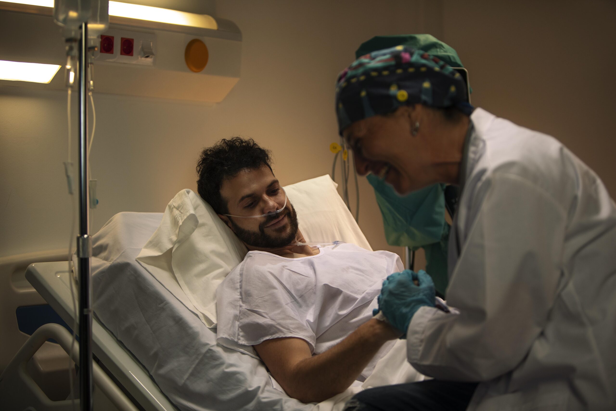 doctor-revisando-uno-de-sus-pacientes